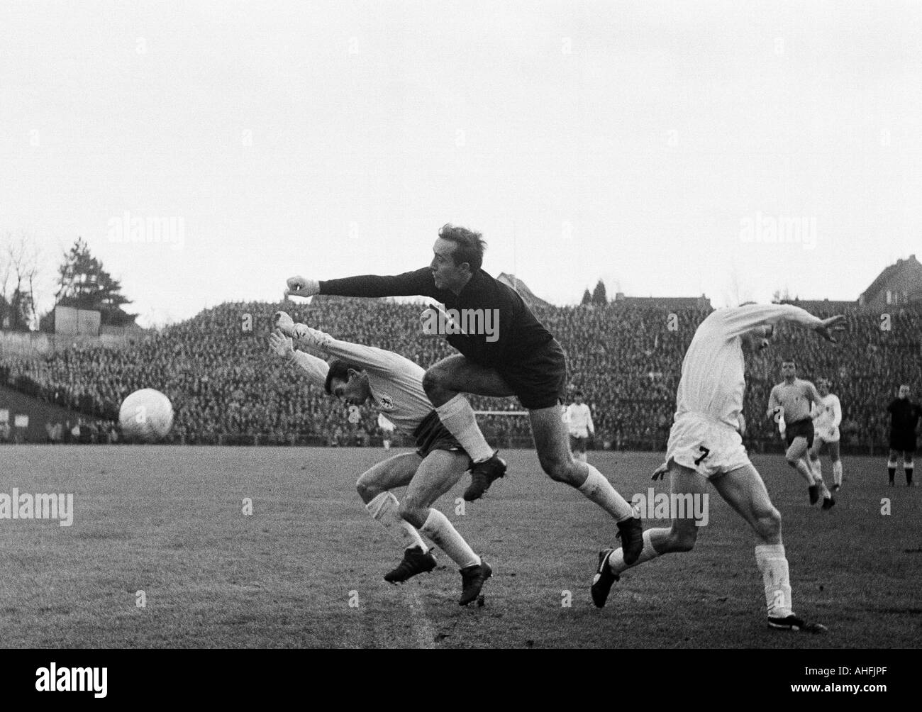 Fußball, Bundesliga, 1966/1967, Boekelberg Stadion, Borussia Moenchengladbach gegen Eintracht Braunschweig 0:0, Szene des Spiels, v.l.n.r.: Klaus Meyer (Braunschweig), Keeper Horst Wolter (Braunschweig), Herbert Wimmer (MG), Lothar Ulsass (Braunschweig) Stockfoto