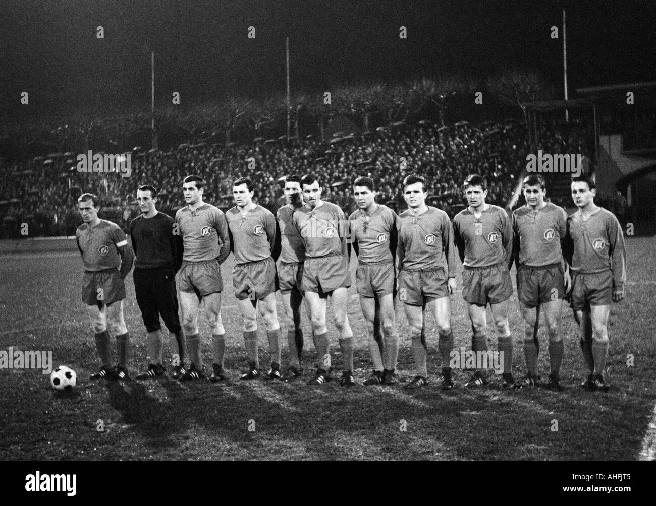 Fußball, Bundesliga, 1966/1967, Wedau Stadion Duisburg, MSV Duisburg vs. Karlsruher SC 0:1, Team-Foto, geschossen von der Karlsruher Team, v.l.n.r.: Josef Marx, Siegfried Kessler, Jürgen Weidlandt, Eugen Ehmann, Horst Wild, Arthur Dobat, Hans Cieslar Stockfoto