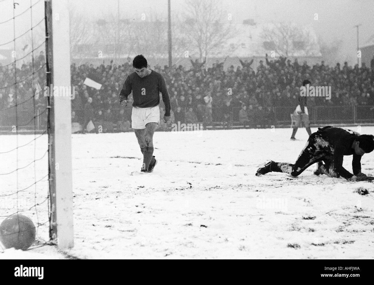 Fußball, Bundesliga, 1966/1967, Boekelberg Stadion, Borussia Moenchengladbach vs. FC Schalke 04 11:0, Ziel Fest in Mönchengladbach auf Schnee Boden, Szene des Spiels, 5:0-Tor von Guenter Netzer (MG, nicht im Bild), Klaus Senger (Schalke) holt die b Stockfoto