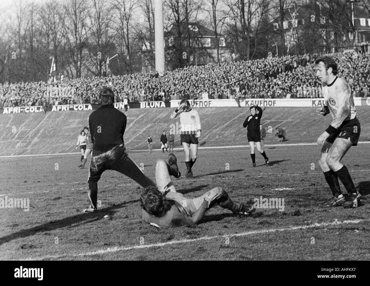 Fußball, Regionalliga West, 1971/1972, Stadion am Zoo in Wuppertal, Wuppertaler SV vs. Alemannia Aachen 5:0, Szene des Spiels, Keeper Werner Scholz (Aachen) links rettet den Ball, rechts Christoph Walter (Aachen), hinter Schiedsrichter Alfred Koehler Stockfoto