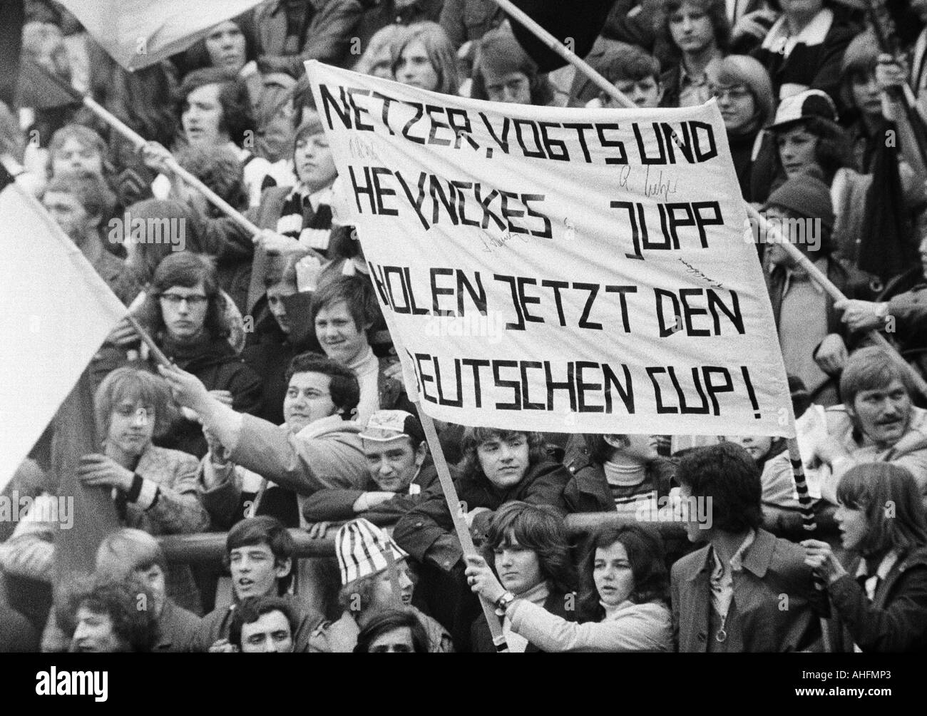 Fußball, DFB-Pokal, Viertelfinale, Hinspiel, 1971/1972, Borussia Moenchengladbach vs. FC Schalke 04 2:2, Boekelberg Stadion Mönchengladbach, Gladbacher Fußball Fans hält einen Banner, die besagt, dass ihr Team die DFB gewinnt aber schließlich das Team der Sch Pokal Stockfoto