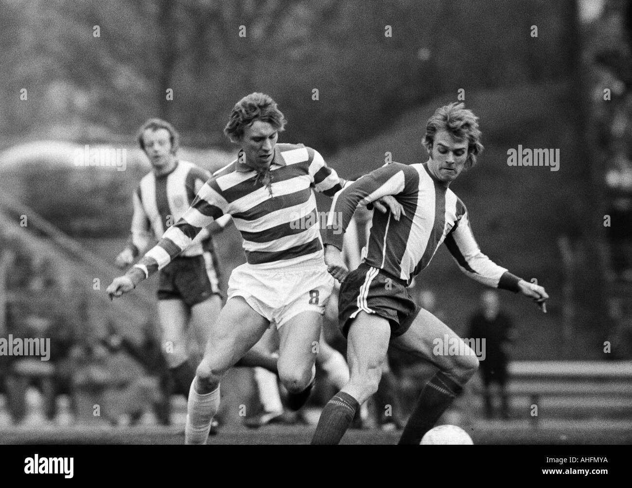 Fußball, Bundesliga, 1971/1972, Wedau Stadion Duisburg, MSV Duisburg gegen FC Bayern München 3:0, Szene des Spiels, Duell zwischen Bernd Lehmann (MSV) links und Rainer Zobel (FCB), links hinter Johnny Hansen (FCB) Stockfoto