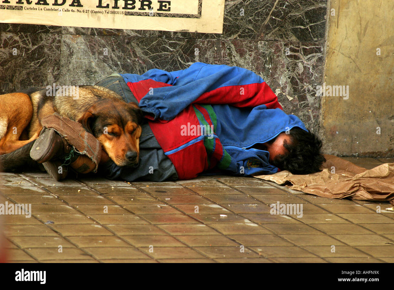 Obdachloser schlafen auf einer Straße von Kolumbien während einen verregneten kalten Tag Stockfoto
