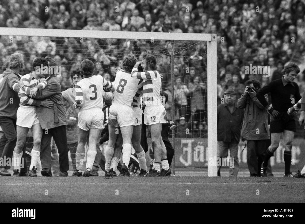 Fußball, Bundesliga, 1971/1972, Wedau Stadion Duisburg, MSV Duisburg gegen FC Bayern München 3:0, Duisburg Spieler Freude an dem 1:0-Tor von Ronald Worm (nicht abgebildet), v.l.n.r.: Hartmut Heidemann (MSV), Michael Bella (MSV), Bernd Lehmann (MSV), Hei Stockfoto