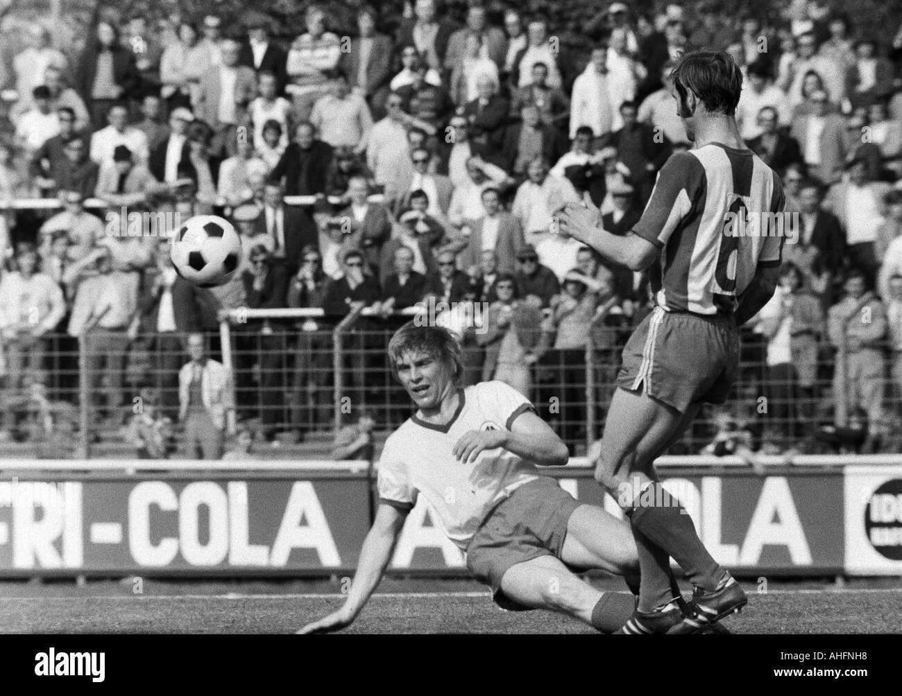 Fußball, Bundesliga, 1971/1972, Rot-Weiss Oberhausen gegen Hertha BSC Berlin  5:2, Niederrhein-Stadion in Oberhausen, Szene des Spiels, Duell zwischen  Hans Schumacher (RWO) links und Erwin Hermandung (Berlin Stockfotografie -  Alamy