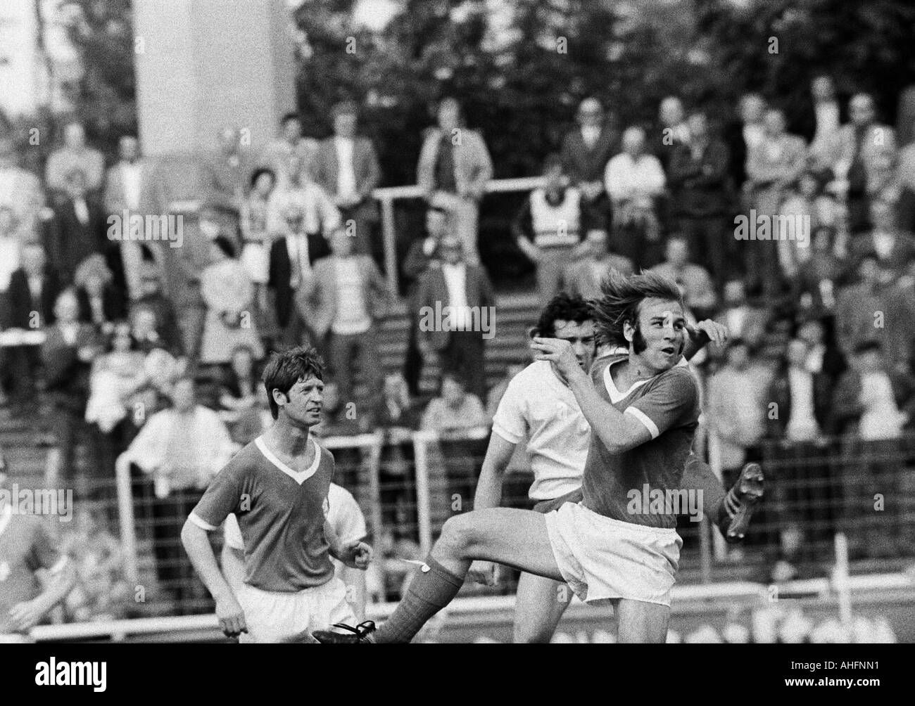 Fußball, Bundesliga, 1971/1972, Rot-Weiss Oberhausen gegen Werder Bremen 2:2, Niederrhein-Stadion in Oberhausen, Szene des Spiels, v.l.n.r.: Arnold Schütz (Bremen), Ludwig Denz (RWO), Willi Goetz (Bremen) Stockfoto