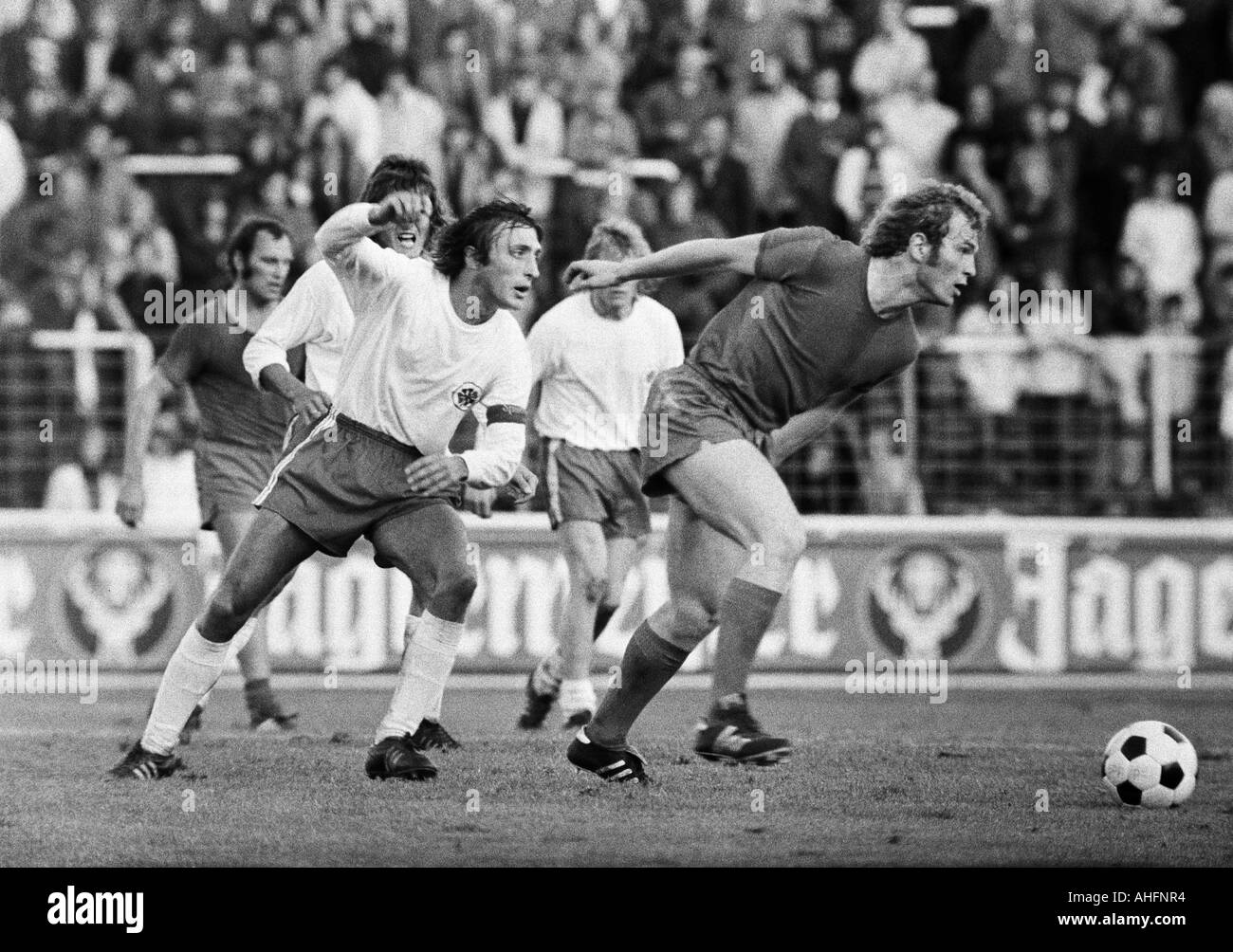 Fußball, Bundesliga, 1972/1973, Niederrhein-Stadion in Oberhausen, Rot-Weiss Oberhausen gegen FC Bayern München 0:5, Szene des Spiels, v.l.n.r.: Franz Roth (FCB), Gerd Woermer (RWO), Werner Ohm (RWO), Jupp Tenhagen (RWO), Ulrich Hoeneß (FCB) Stockfoto