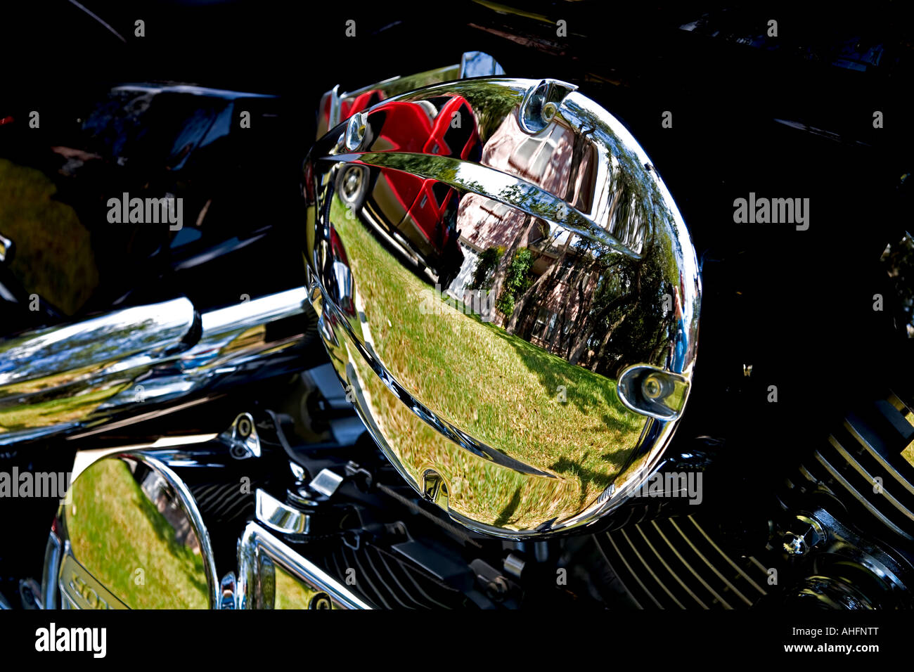 Foto von einem Motorradmotor Chrom mit LKW und nach Hause in Reflexion Stockfoto