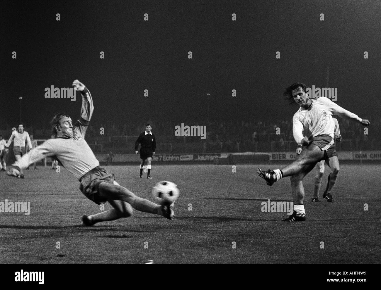 Fußball, Bundesliga, 1972/1973, Rot-Weiss Oberhausen gegen Eintracht Braunschweig 0:1, Niederrhein-Stadion in Oberhausen, Szene des Spiels, Schuss auf das Tor von Herbert Liedtke (RWO) rechts, links Peter Kaack (BS) Stockfoto