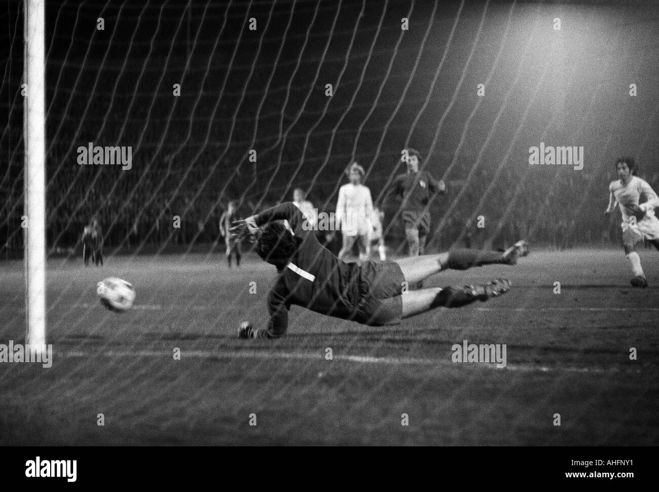 Fußball, Bundesliga, 1972/1973, Stadion am Zoo in Wuppertal, Wuppertaler SV vs. FC Bayern München 1:1, Szene des Spiels, Torhüter Manfred Müller (WSV) spart ein Ziel-Bild von Gerd Müller (FCB) rechts Stockfoto