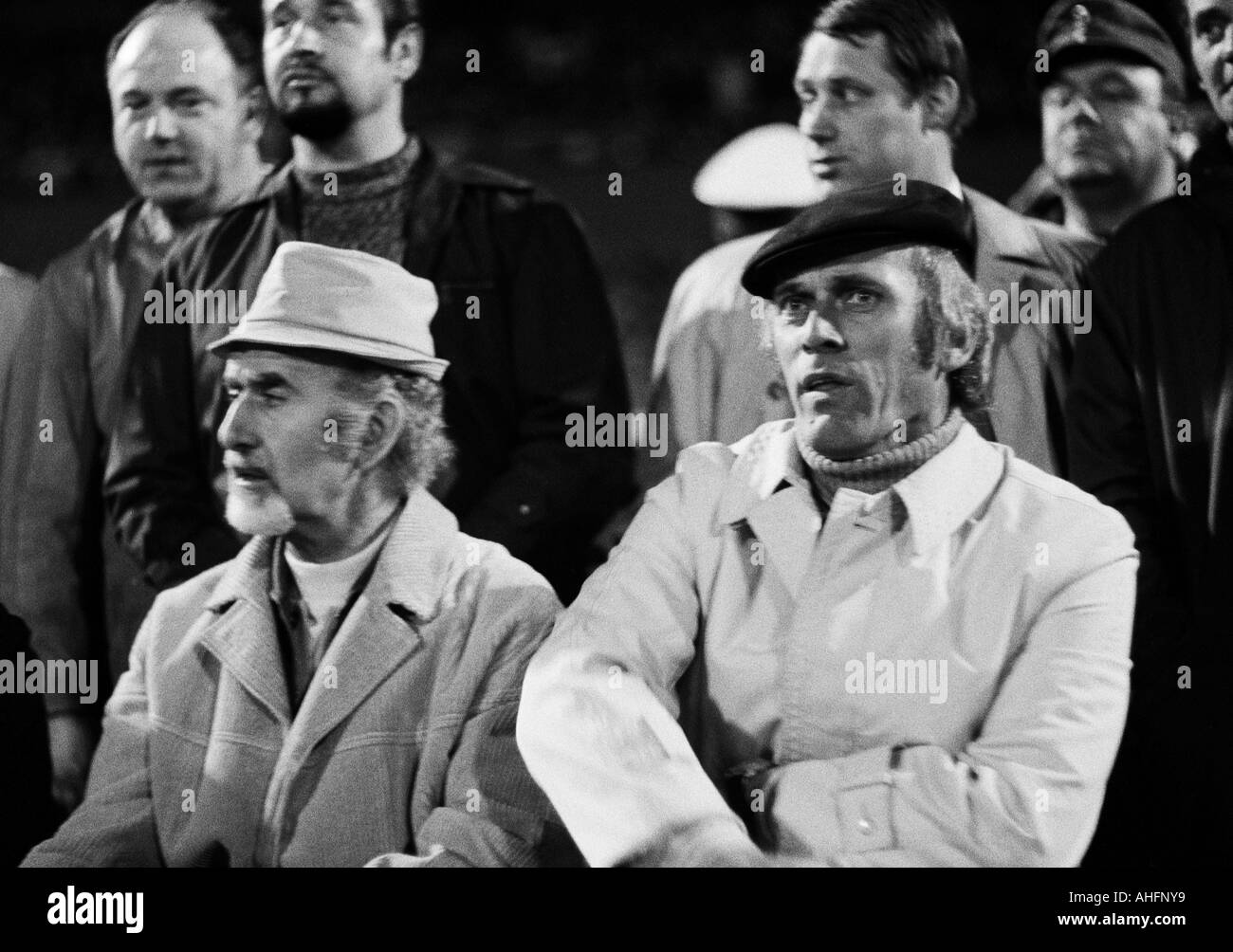 Fußball, Bundesliga, 1972/1973, Wuppertaler SV vs. FC Bayern München 1:1, Stadion am Zoo in Wuppertal, coaching Bank München, Regisseur Robert Schwan (FCB) links und Trainer Udo Lattek (FCB) Stockfoto