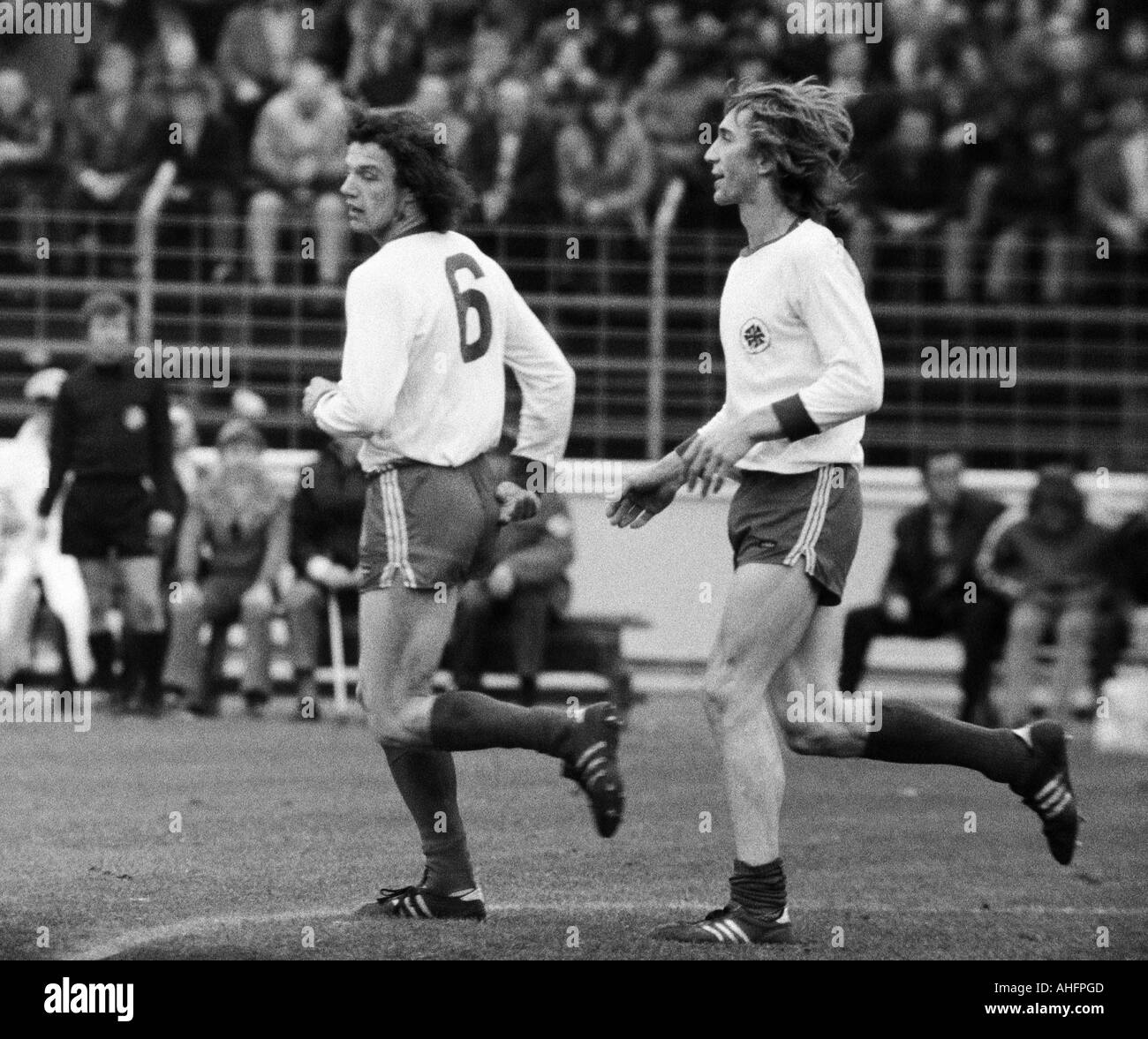 Fußball, Bundesliga, 1972/1973, Rot-Weiss Oberhausen vs. Eintracht Frankfurt 1:0, Niederrhein-Stadion in Oberhausen, Fußballspieler, verließ Reiner Hollmann (RWO), richtige Ditmar Jakobs (RWO) Stockfoto