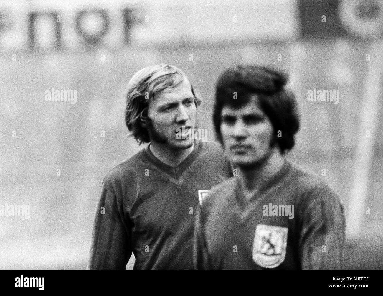 Fußball, Bundesliga, 1972/1973, Stadion am Zoo in Wuppertal, Wuppertaler SV vs. FC Bayern München 1:1, Fußballspieler, Bernhard Hermes (WSV) links und Heinz Dieter Loemm (WSV) Stockfoto