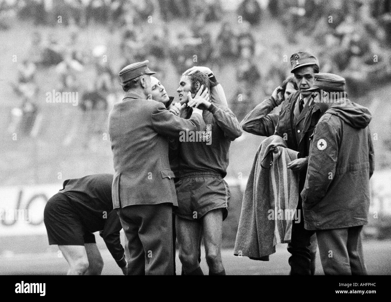 Fußball, Bundesliga, 1972/1973, Stadion bin Zoo in Wuppertal, Wuppertaler SV vs. Hertha BSC Berlin 4:1, verletzt-Football-Spieler, Jürgen Kohle (WSV) befindet sich in Schmerzen, Rettungsleute Pflege für ihn Stockfoto