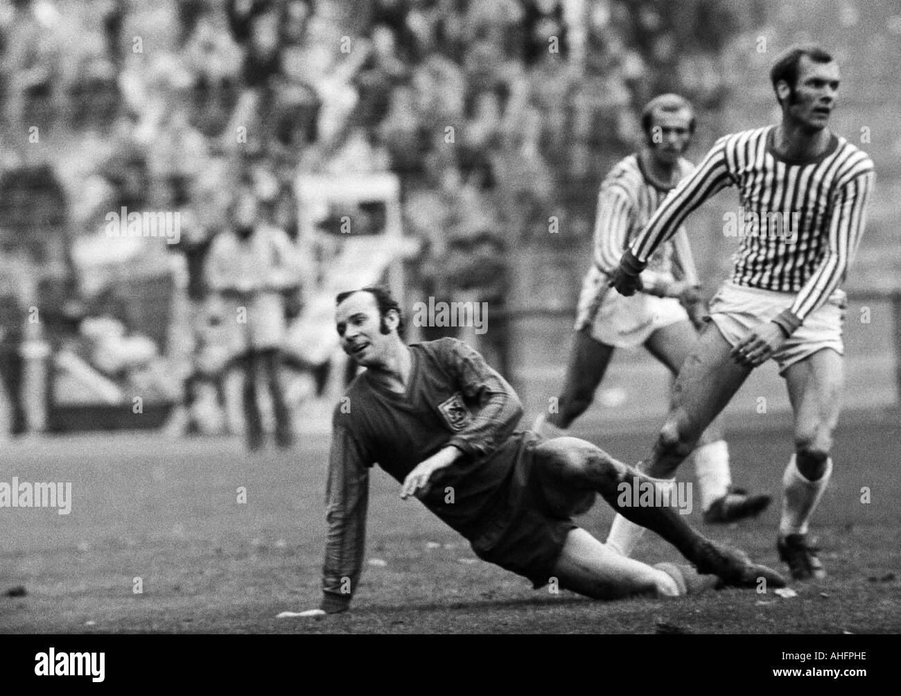 Fußball, Bundesliga, 1972/1973, Stadion am Zoo in Wuppertal, Wuppertaler SV vs. Hertha BSC Berlin 4:1, Szene des Spiels, v.l.n.r.: Herbert Stöckl (WSV), Erich Beer (Berlin), Erwin Hermandung (Berlin) Stockfoto