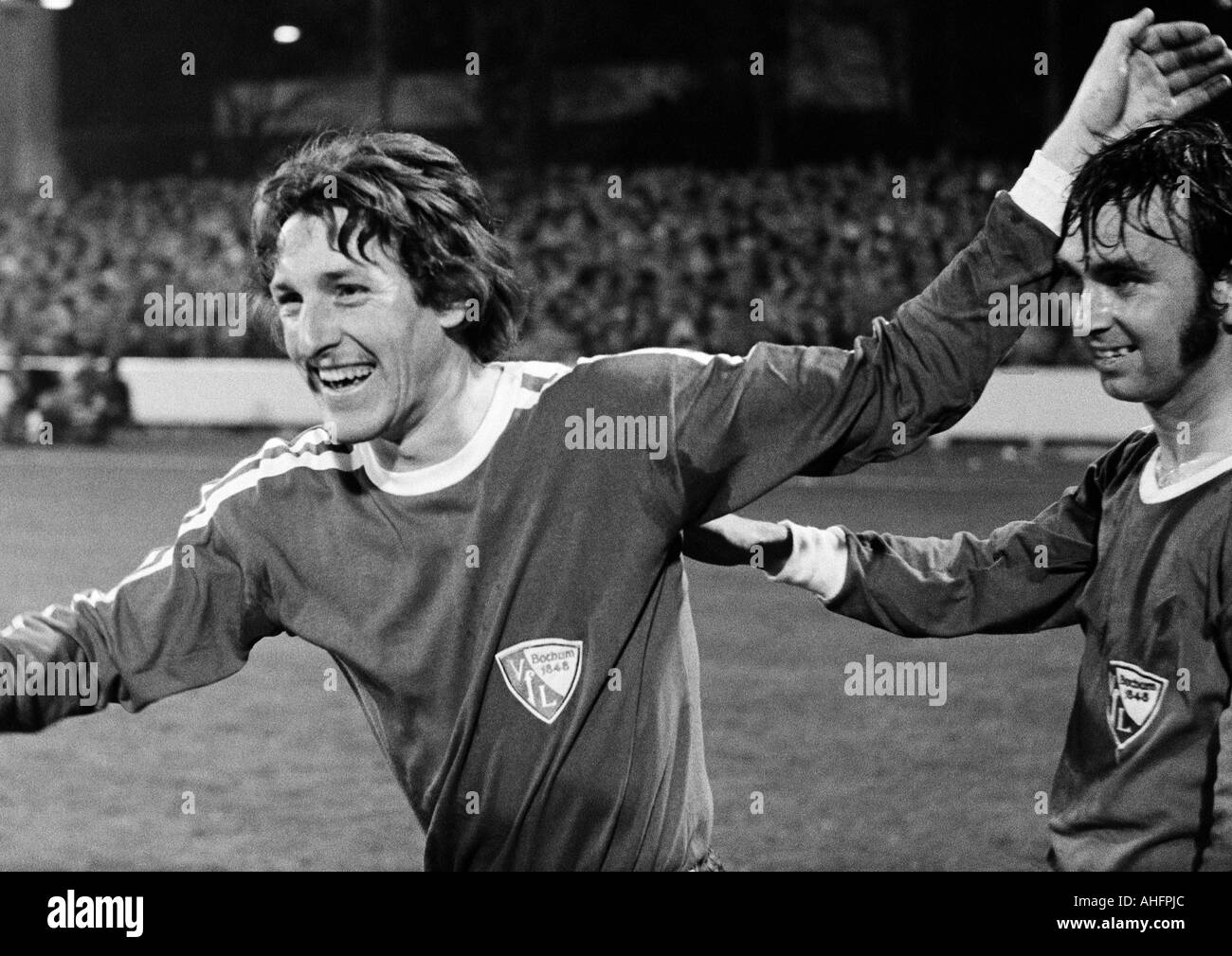 Fußball, Bundesliga, 1972/1973, VfL Bochum vs. Hannover 96 2:0, Stadion an der Castroper Straße in Bochum, Szene des Spiels, Freude auf das 1:0 Tor nach Bochum von Michael Lameck (links), rechts Werner Balte (Bochum) Stockfoto