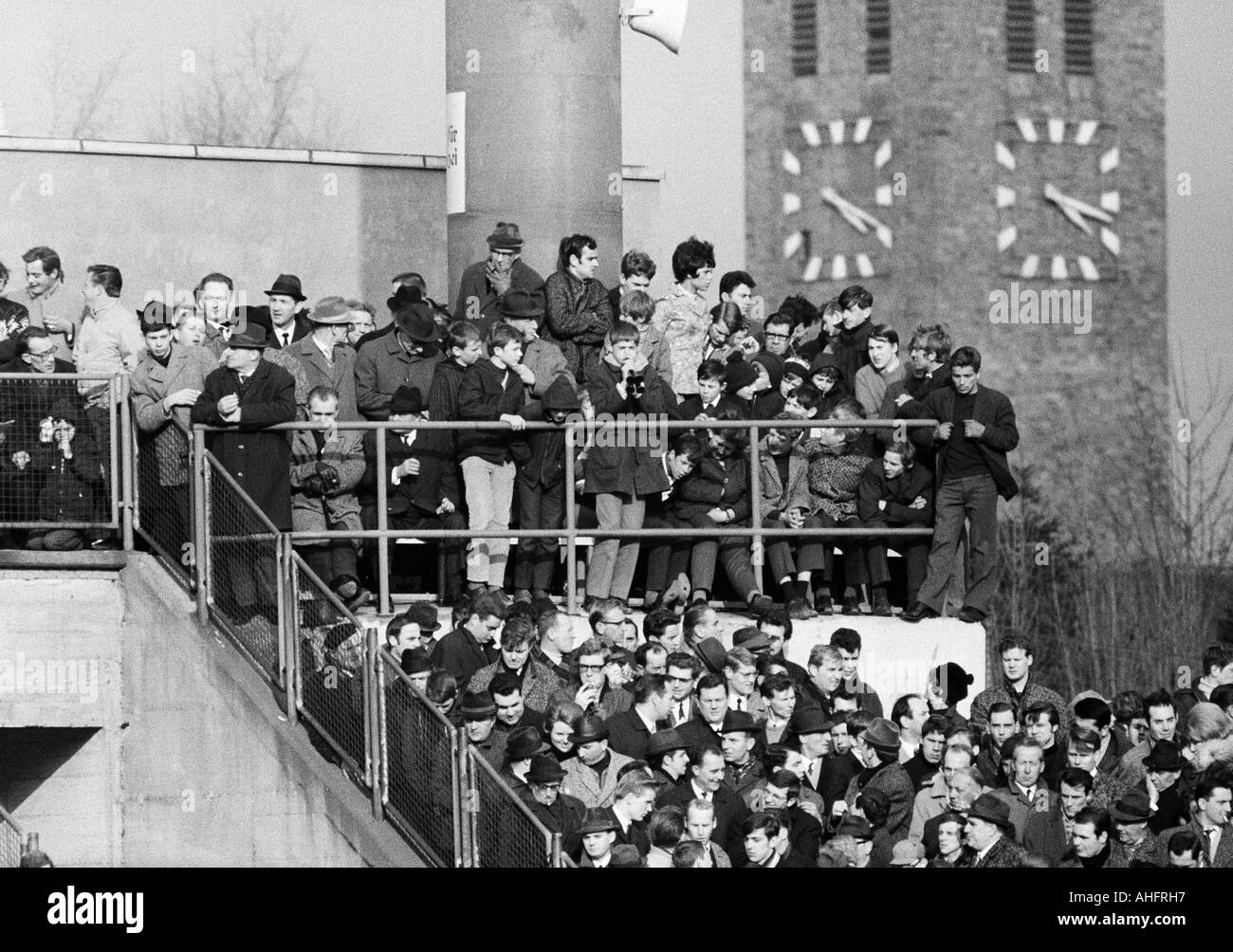 Fußball, Bundesliga, 1967/1968, Borussia Moenchengladbach gegen FC Bayern München 1:1, Boekelberg Stadion, Zuschauer, komplett volle Stadion Stockfoto