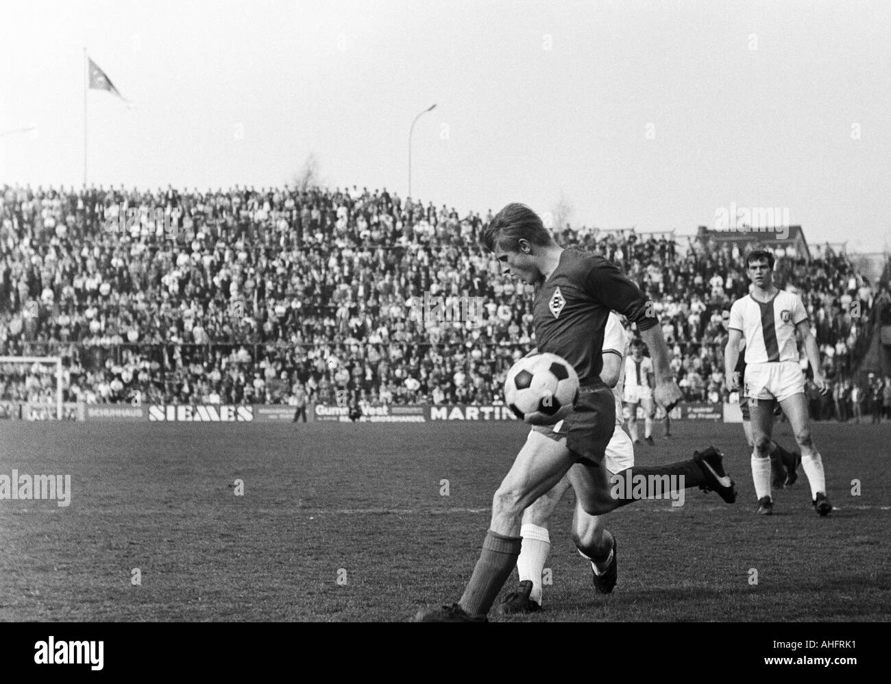 Fußball, Bundesliga, 1967/1968, Borussia Moenchengladbach vs. Karlsruher SC 0:0, Boekelberg Stadion, Szene des Spiels, Klaus Ackermann (Gladbach), rechts Juergen Weidlandt (Karlsruhe) Stockfoto