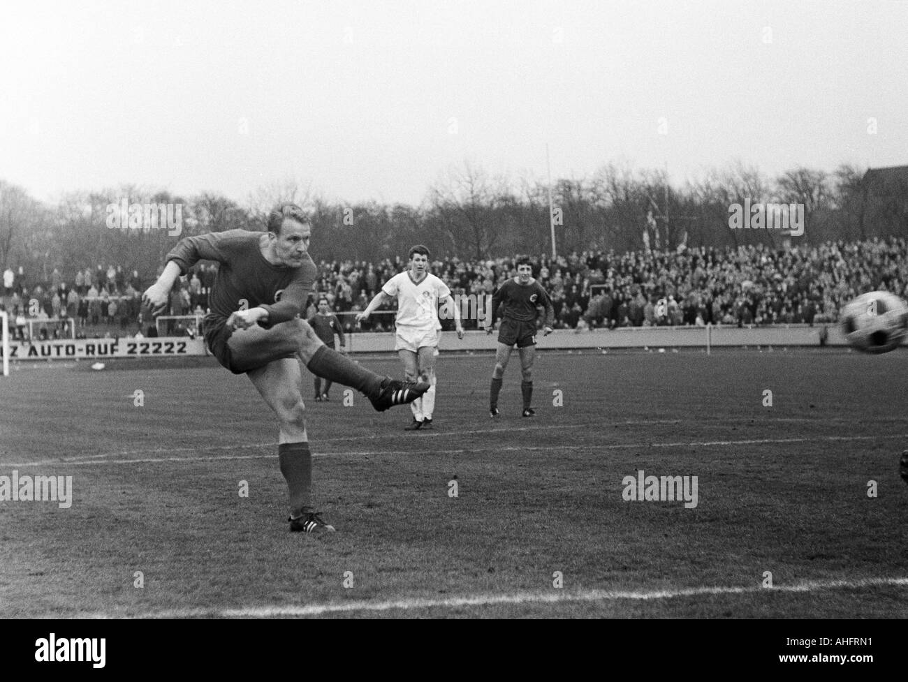 Fußball, Regionalliga West, 1967/1968, Rot-Weiss Oberhausen gegen TSV Marl-Hüls 3:1, Niederrhein-Stadion in Oberhausen, Szene des Spiels, 2:1 Ziel, RWO von Lothar Kobluhn, hinter Gerd Linka (Marl) und Werner Ohm (RWO) Stockfoto