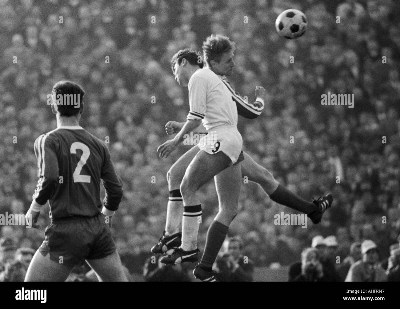 Fußball, DFB-Pokal, Viertelfinale, 1967/1968, Ruhrstadion in Bochum, VfL Bochum gegen Borussia Mönchengladbach 2:0, Szene des Spiels, Header-Duell zwischen Mitte Herbert Laumen (MG) und Heinz-Jürgen Blome (Bochum) rechts, links Gerd Wiesemes (Bochum, 2) Stockfoto