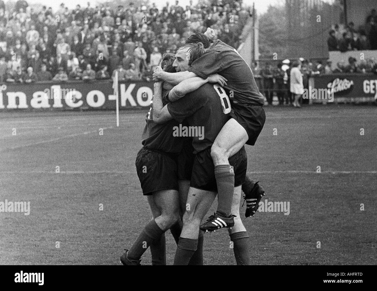 Fußball, Regionalliga West, 1967/1968, ETB Schwarz Weiss Essen vs. Bayer Leverkusen 3:3, Stadion bin Uhlenkrug in Essen, Szene des Spiels, Jubel bei der 0:1 Tor nach Leverkusen von Helmut Bruecken (nicht identifizierbar), Helmut Richert (Leverkusen, 8), bei Stockfoto