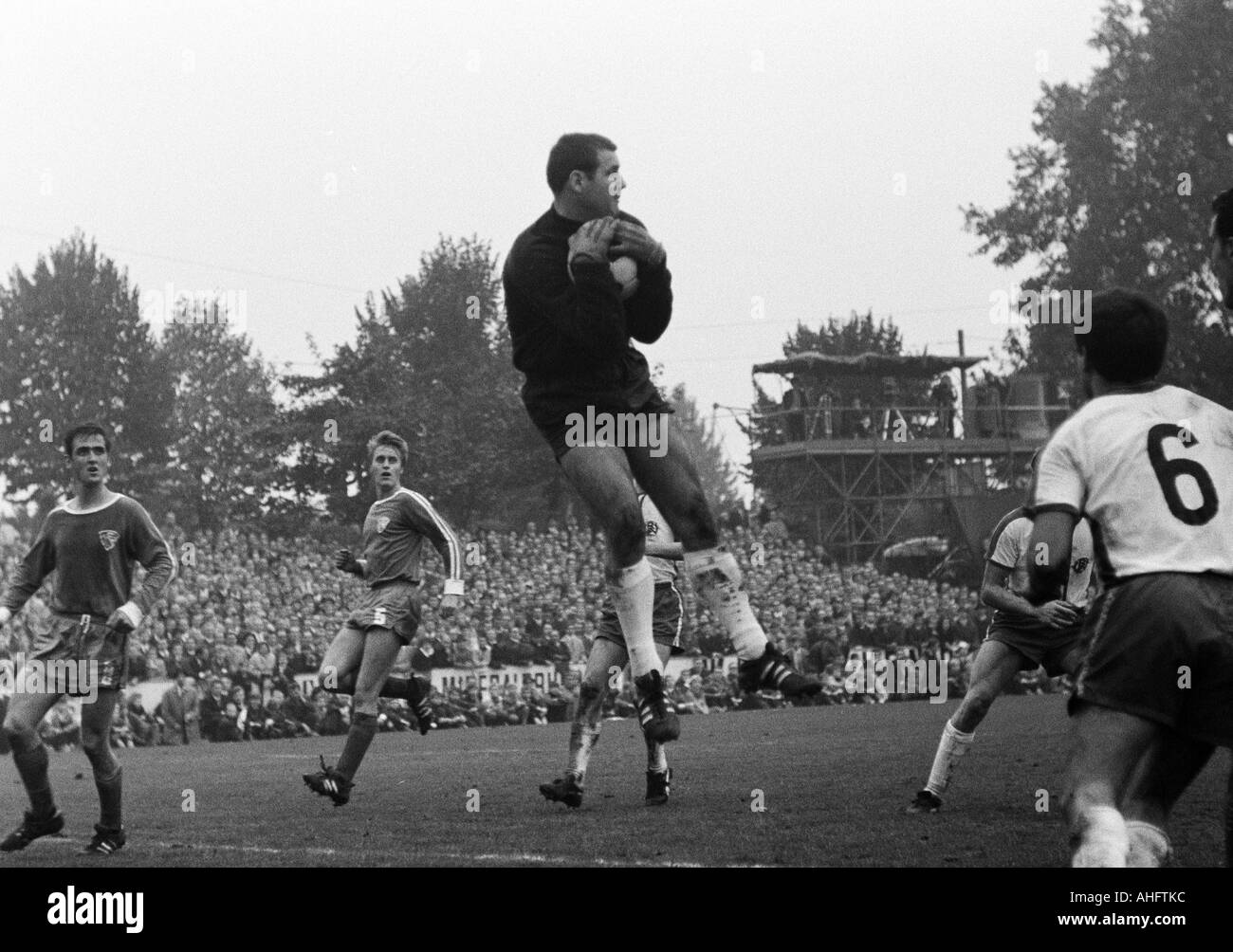 Fußball, Regionalliga West, 1968/1969, VfL Bochum gegen Rot-Weiss Essen 2:1, Stadium der Castroper Straße in Bochum, Szene des Spiels, v.l.n.r.: Gustav Eversberg (VfL), Heinz-Jürgen Blome (VfL), Keeper Theo Diegelmann (VfL), Hans Doerre (RWE, 6) Stockfoto