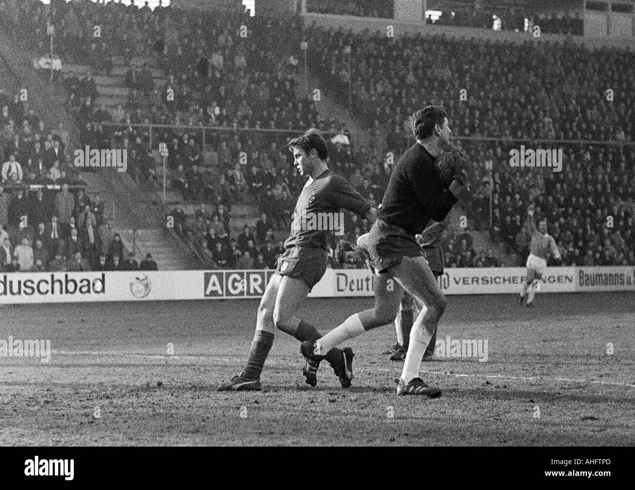 Fußball, Bundesliga, 1968/1969, Borussia Mönchengladbach vs. 1860 München 3:0, Boekelberg Stadion, Szene des Spiels, Speichern von Keeper Petar Radenkovic (1860) right, left Herbert Laumen (Gladbach) Stockfoto