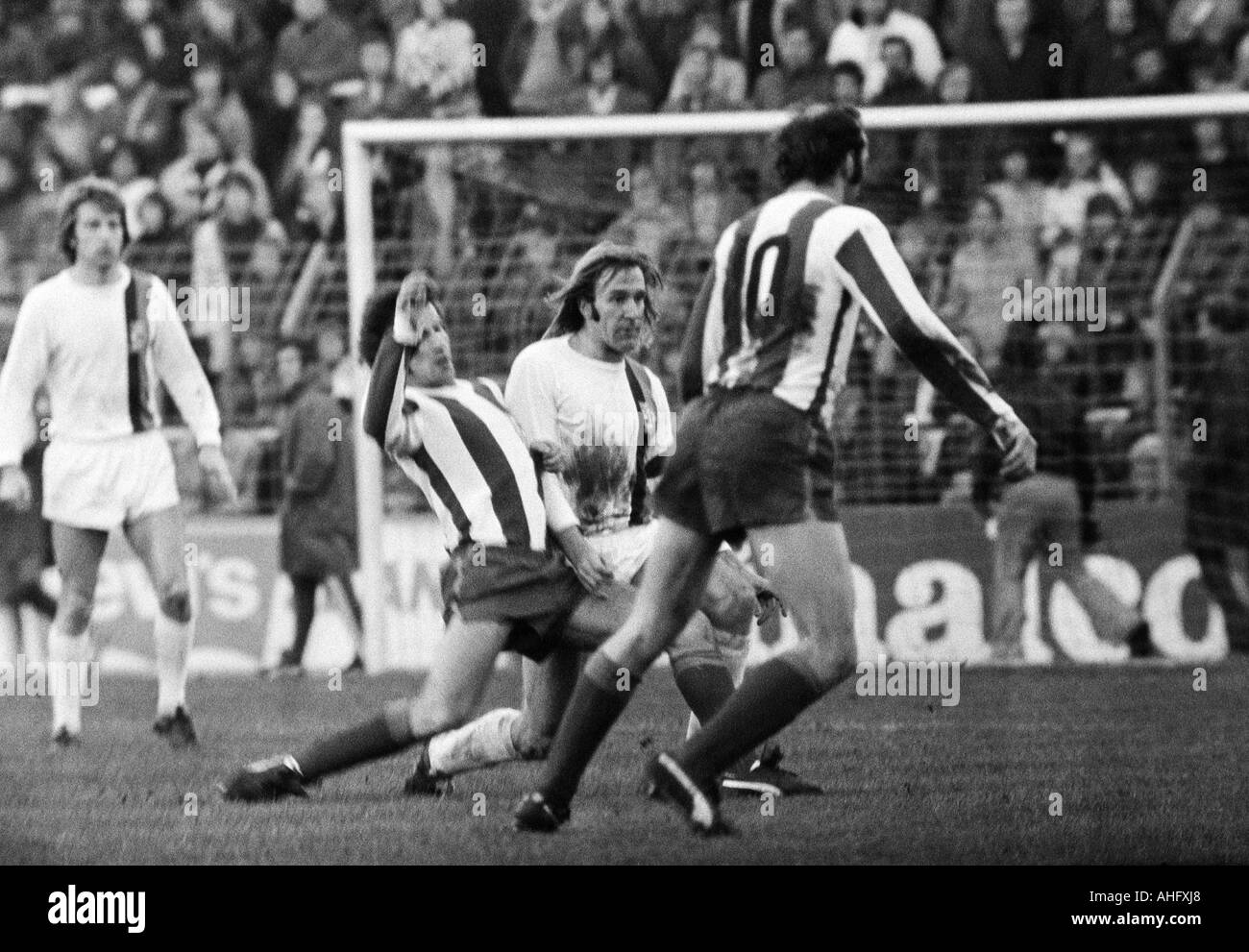 Fußball, Bundesliga, 1972/1973, Boekelberg Stadion, Borussia Moenchengladbach vs. Wuppertaler SV 2:1, Szene des Spiels, Duell zwischen Gustav Jung (WSV) 2.v.l. und Günter Netzer (MG) 3.f.l., rechts Herbert Stöckl (WSV) Stockfoto