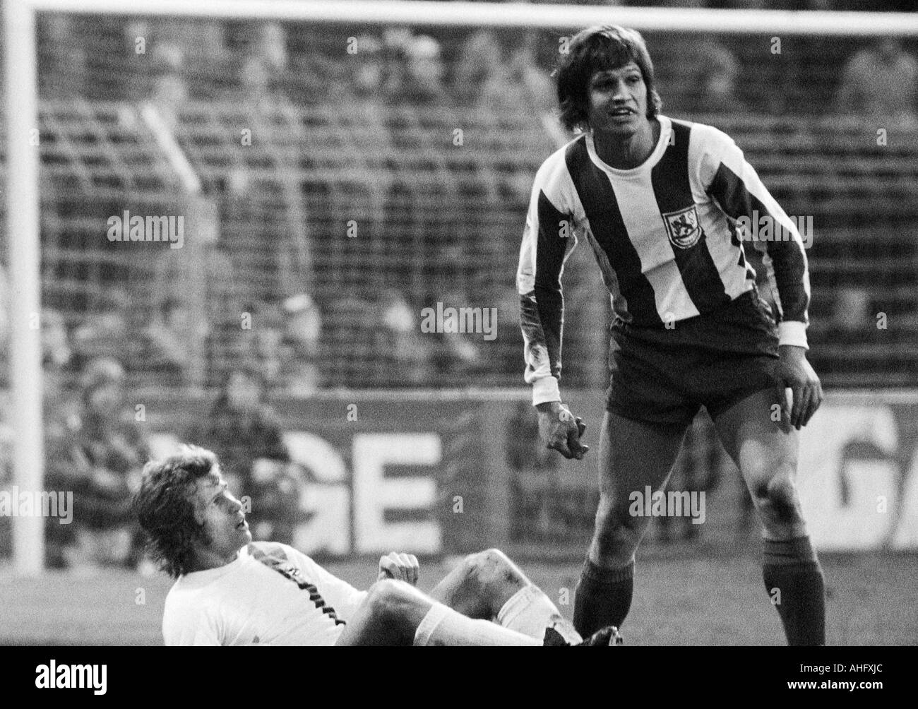 Fußball, Bundesliga, 1972/1973, Boekelberg Stadion, Borussia Moenchengladbach vs. Wuppertaler SV 2:1, Szene des Spiels, ließ aground Jupp Heynckes (MG), richtige Erich Miss (WSV) Stockfoto