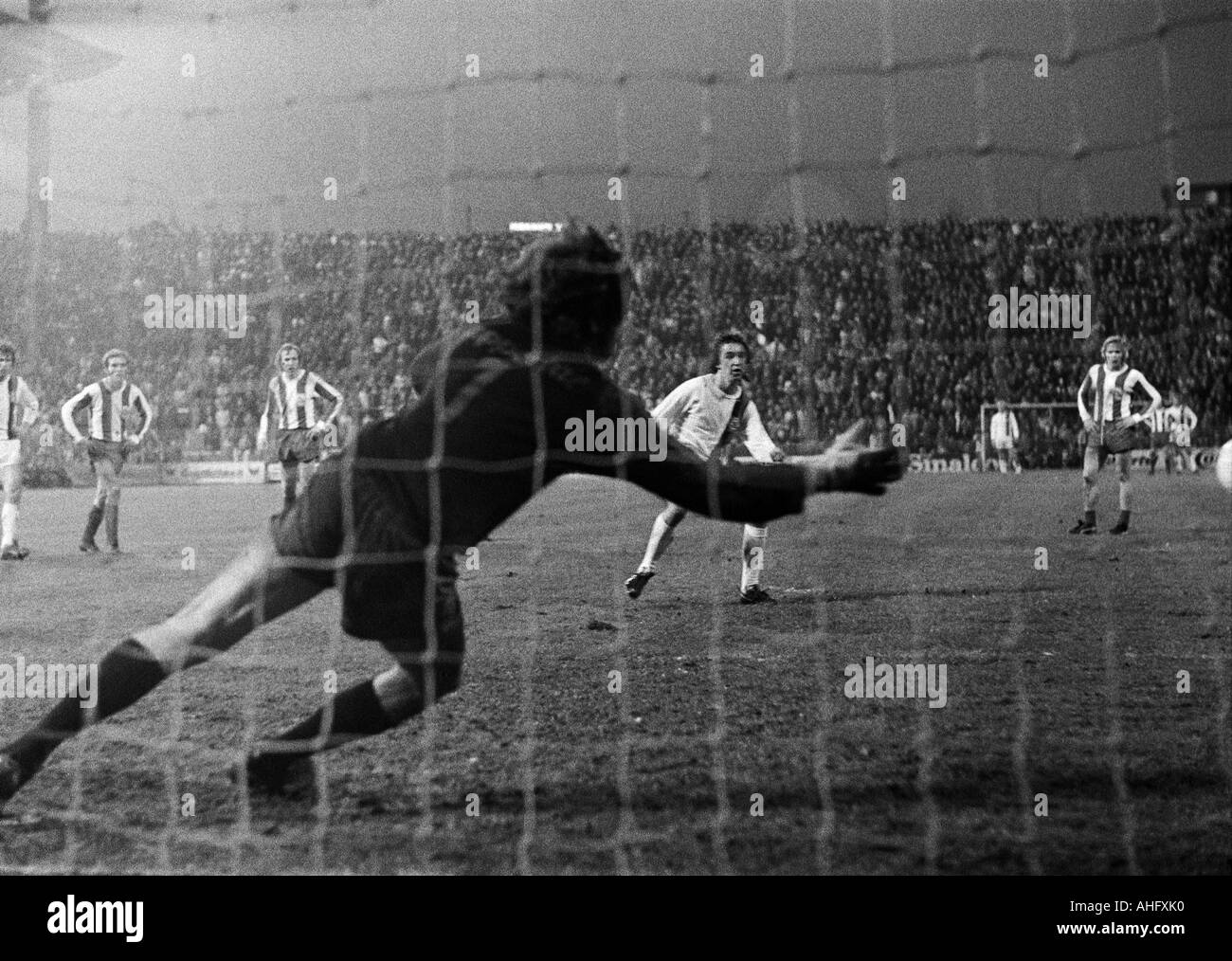 Fußball, Bundesliga, 1972/1973, Boekelberg Stadion Borussia Moenchengladbach vs. Wuppertaler SV 2:1, Szene des Spiels, Dietmar Danner (MG) mittlerer fehlt ein Foulelfmeter, besteht keine Notwendigkeit für Keeper Ulrich Gelhard (WSV) handeln Stockfoto