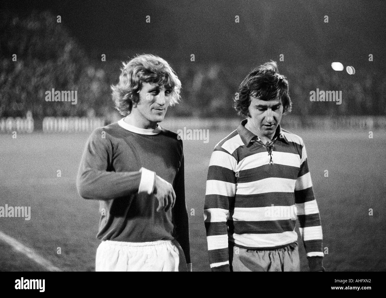 Fußball, Bundesliga, 1972/1973, FC Schalke 04 gegen MSV Duisburg 1:1, Glueckaufkampfbahn-Stadion in Gelsenkirchen, Fußballspieler verlassen das Spielfeld, Klaus Fichtel (S04) links und Michael Bella (MSV) Stockfoto