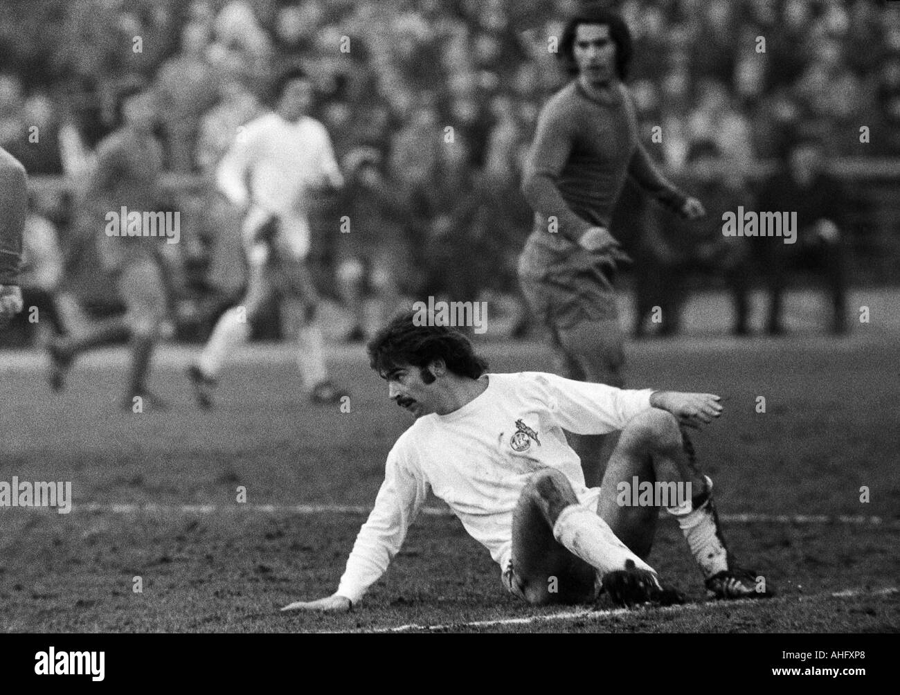 Fußball, Bundesliga, 1972/1973, Stadion Radrennbahn in der Nähe das Müngersdorfer Stadion in Köln, 1. FC Köln gegen FC Bayern München 2:1, Szene des Spiels, sitzt Harald Konopka (Köln) auf Grund Stockfoto