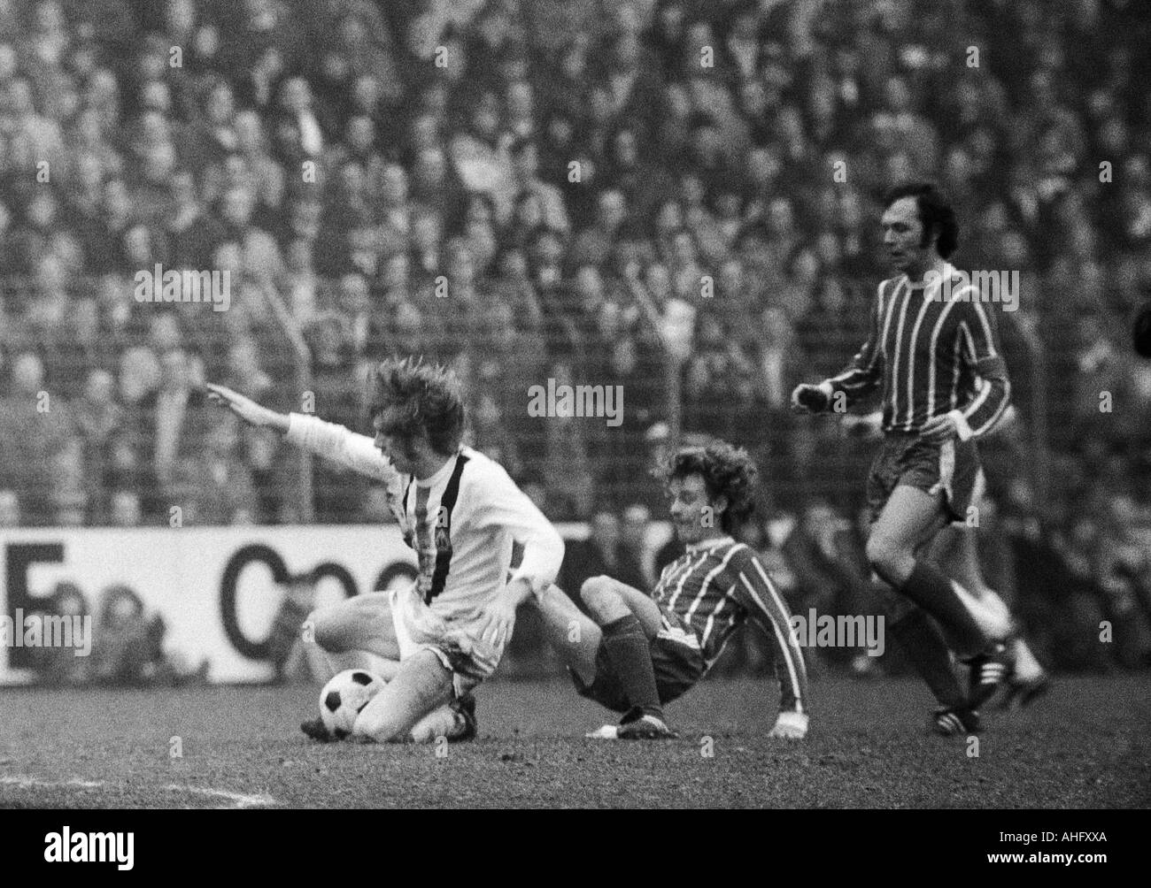 Fußball, Bundesliga, 1972/1973, Borussia Moenchengladbach gegen FC Bayern München 0:3, Boekelberg Stadion, Szene des Spiels, Duell zwischen Henning Jensen (MG) links und Rainer Zobel (FCB), rechts Franz Beckenbauer (FCB) Stockfoto