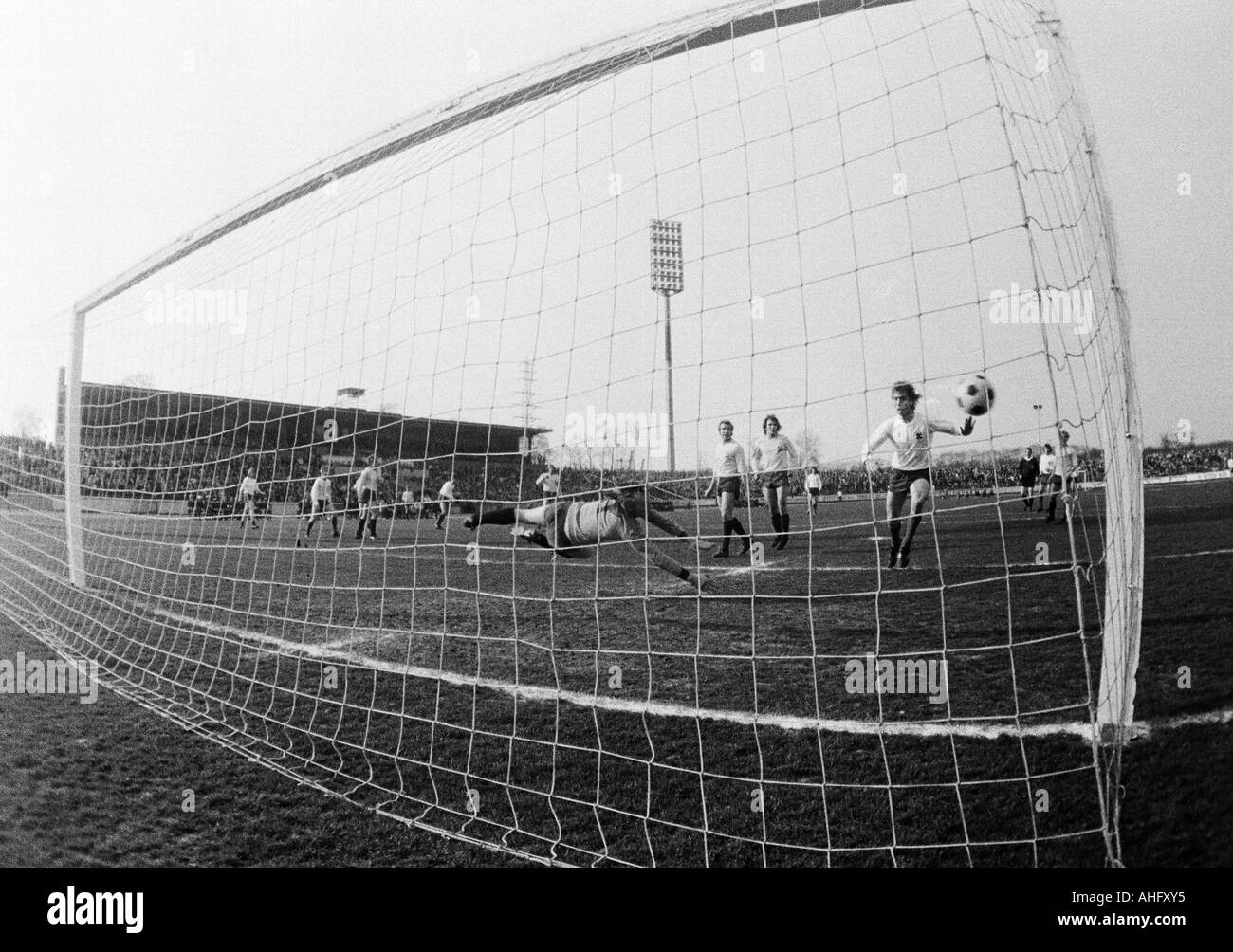 Fußball, Bundesliga, 1972/1973, Rot-Weiss Oberhausen vs. Borussia Mönchengladbach 1:3, Niederrhein-Stadion in Oberhausen, Szene des Spiels, Torwart Wolfgang Kleff (MG) und Ditmar Jakobs (RWO) Stockfoto