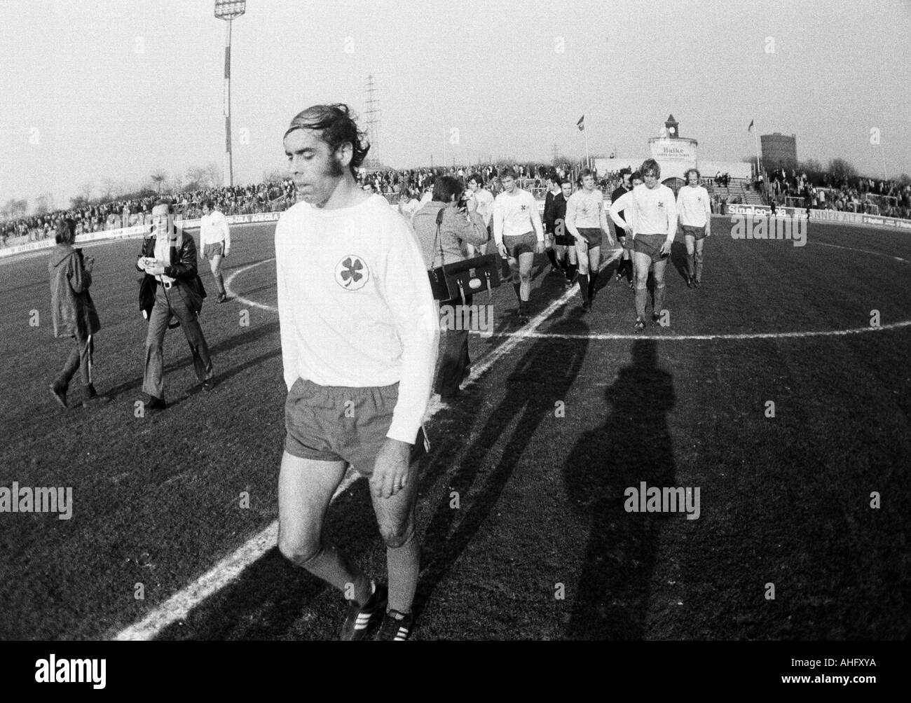 Fußball, Bundesliga, 1972/1973, Rot-Weiss Oberhausen vs. Borussia Mönchengladbach 1:3, Niederrhein-Stadion in Oberhausen, Fußballspieler verlassen das Spielfeld, vor Hermann Josef Wilbertz (RWO) Stockfoto