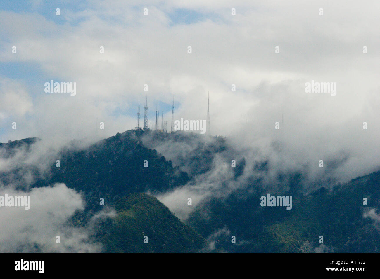 Gewitterwolken über den San Gabriel Mountains nach einer plötzlichen Frühling Dusche, Pasadena, Southern California Stockfoto