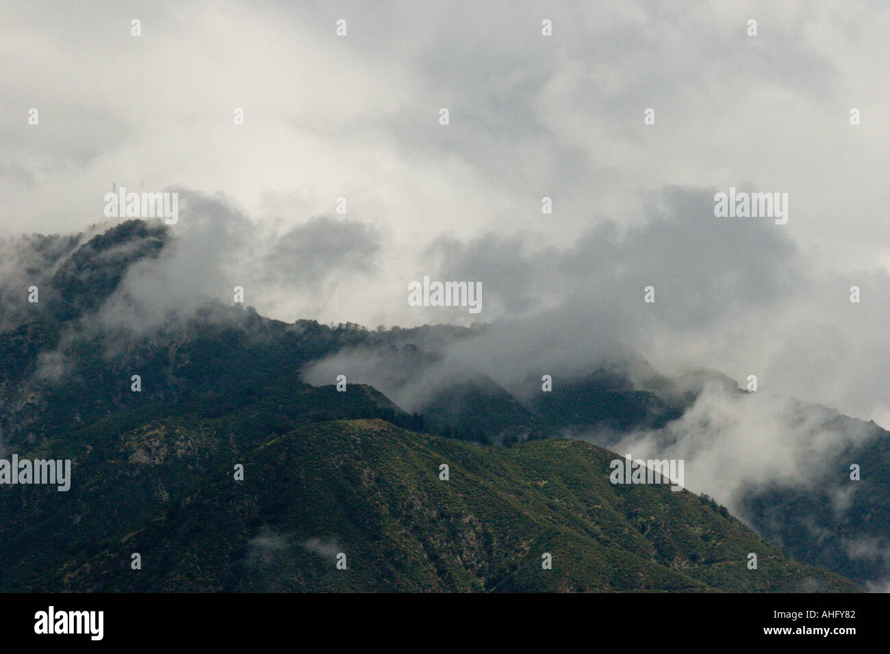 Gewitterwolken über den San Gabriel Mountains nach einer plötzlichen Frühling Dusche, Pasadena, Southern California Stockfoto