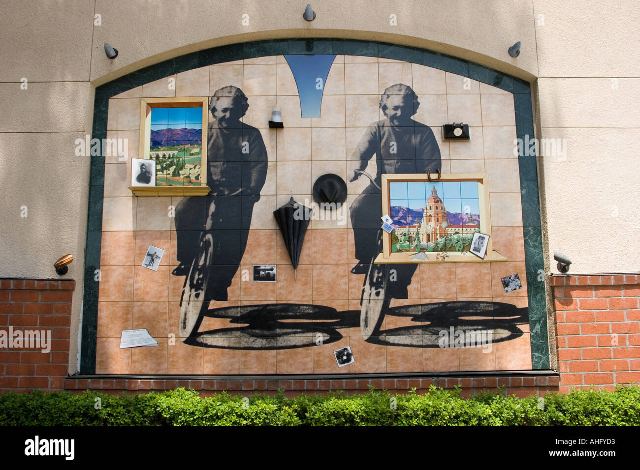 Von Gifford Myers: Einstein und darüber hinaus 1998, Wandbild am Intervale Senior Services Center, Pasadena Stockfoto