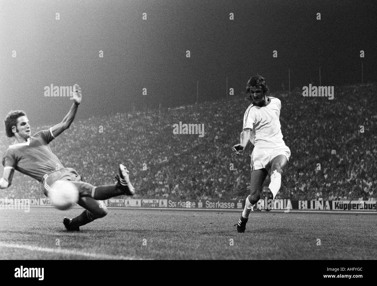 Fußball, Bundesliga, 1973/1974, FC Schalke 04 gegen VfL Bochum 3:1, Park-Stadion in Gelsenkirchen, Szene des Spiels, überqueren von Heinz Werner Eggeling (Bochum) rechts, links Hartmut Huhse (S04) Stockfoto