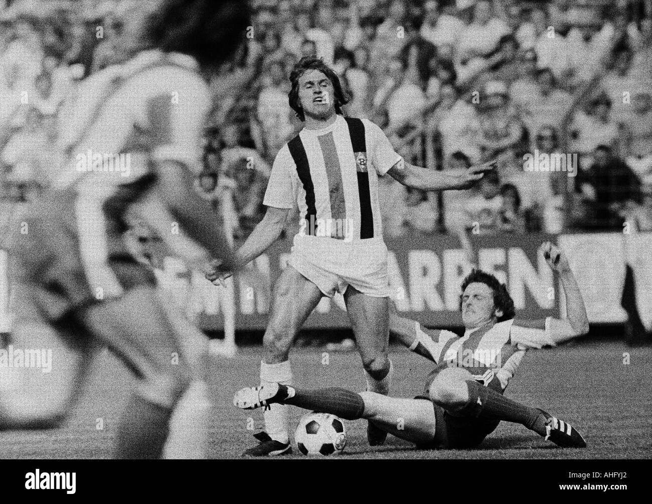 Fußball, Bundesliga, 1973/1974, Boekelberg Stadion in Mönchengladbach, Borussia Moenchengladbach gegen Fortuna Köln 3:1, Szene des Spiels, Duell zwischen Jupp Heynckes (MG) links und Gerd Zimmermann (Köln) Stockfoto