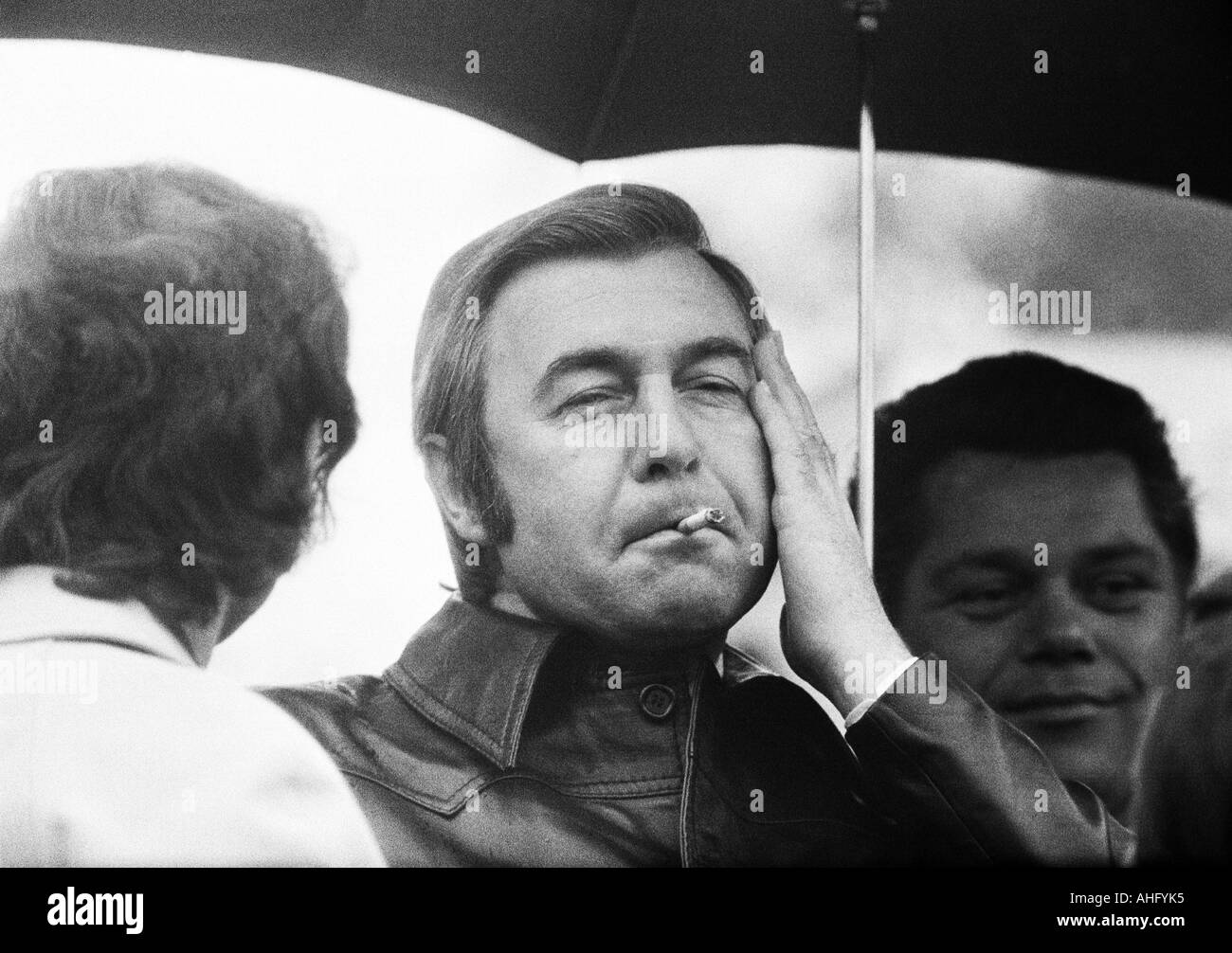 Fußball-Bundesliga, 1973/1974, Schalke 04 Präsident Guenter Siebert unter einem Regenschirm Stockfoto