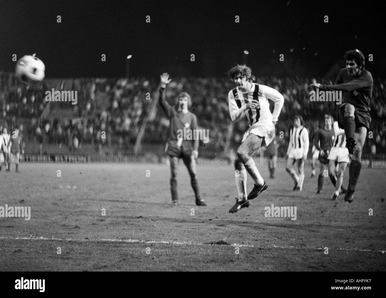 Fußball, Bundesliga, 1973/1974, Borussia Moenchengladbach im Vergleich zu 1. FC Kaiserslautern 2:2, Boekelberg Stadion, Szene des Spiels, Horst Koeppel (MG) mittleren und Hermann Bitz (FCK) rechts Stockfoto