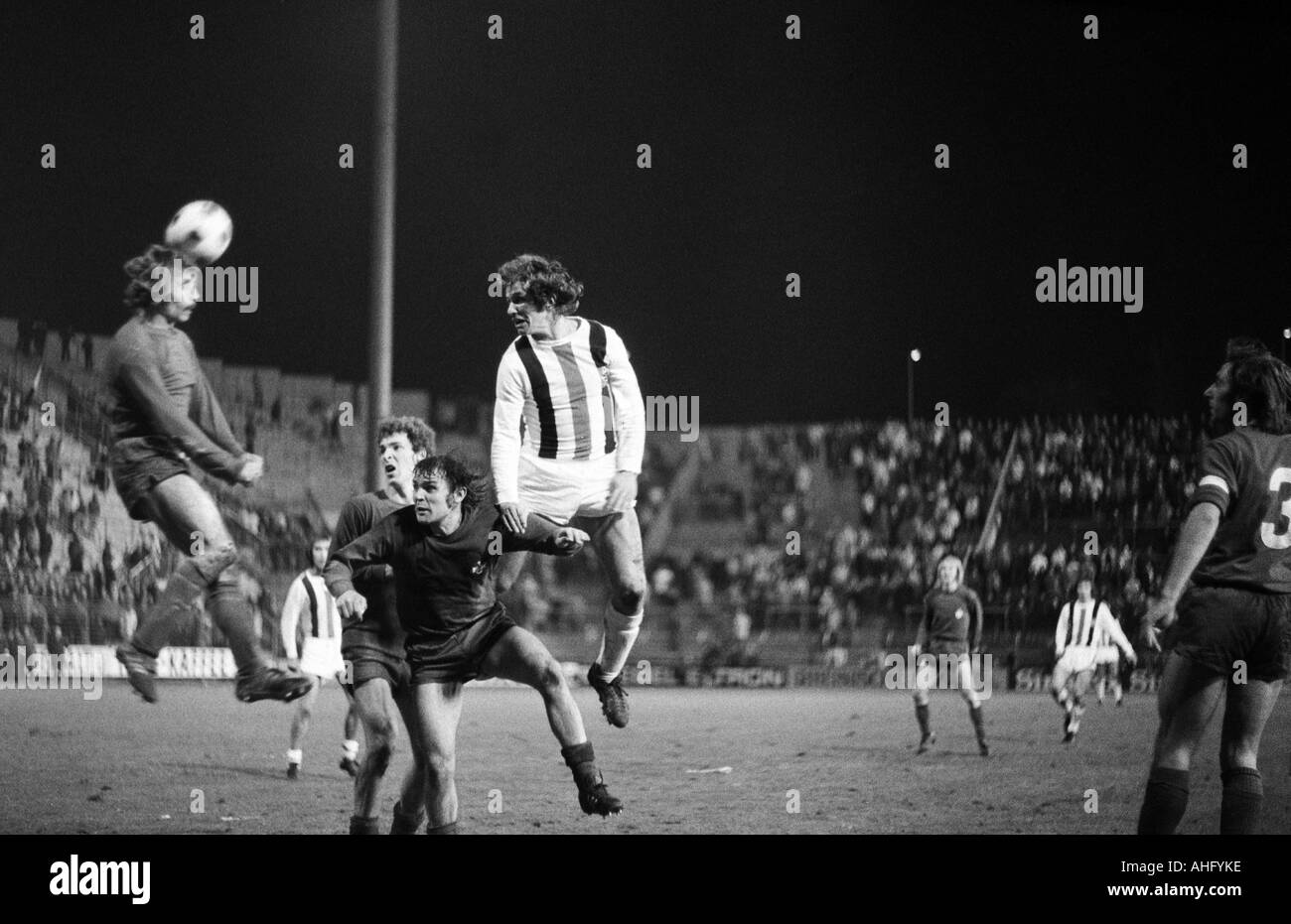 Fußball, Bundesliga, 1973/1974, Borussia Moenchengladbach im Vergleich zu  1. FC Kaiserslautern 2:2, Boekelberg Stadion,