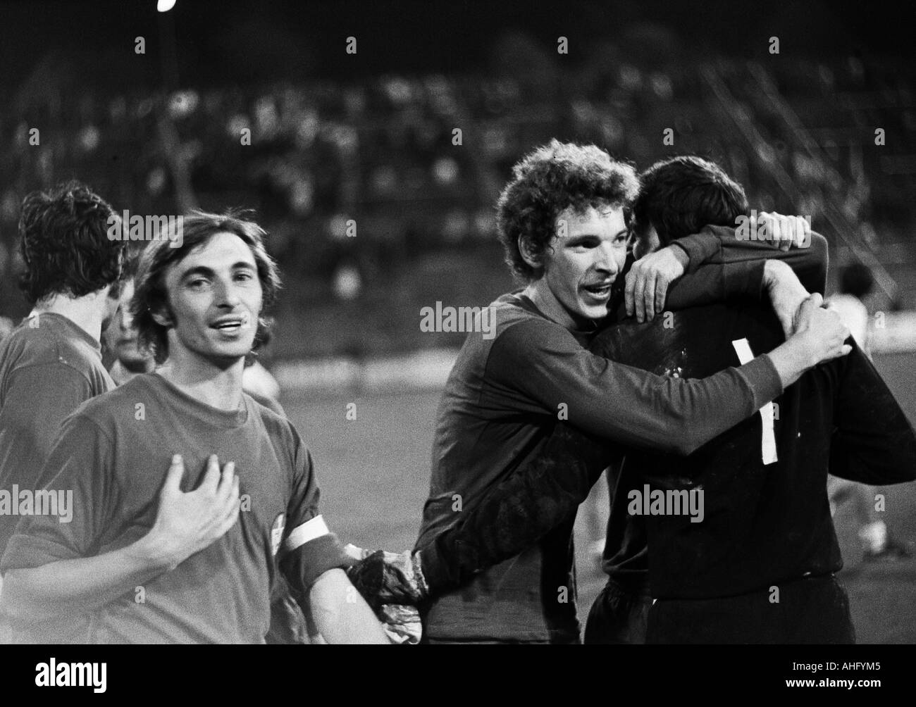 Fußball, Bundesliga, 1973/1974, Borussia Moenchengladbach im Vergleich zu 1. FC Kaiserslautern 2:2, Boekelberg Stadion Fußballspieler erfreuen, v.l.n.r.: Ernst Diehl (FCK), Klaus Toppmöller (FCK), Torwart Josef Elting (FCK) Stockfoto