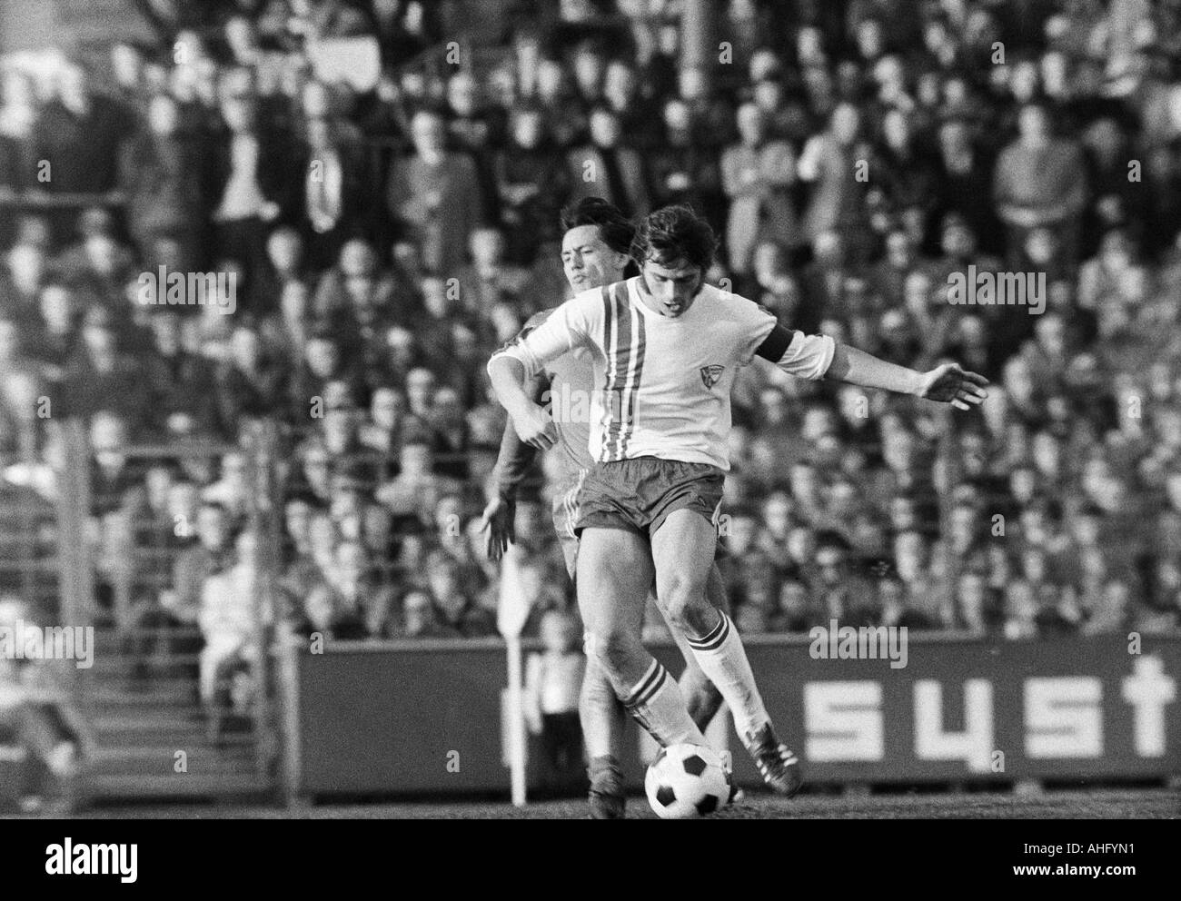 Fußball, Bundesliga, 1973/1974, VfL Bochum gegen FC Bayern München 0:1, Stadion an der Castroper Straße in Bochum, Szene des Spiels, Duell zwischen Hans Walitza (Bochum) voraus und Edgar Schneider (FCB) hinter Stockfoto