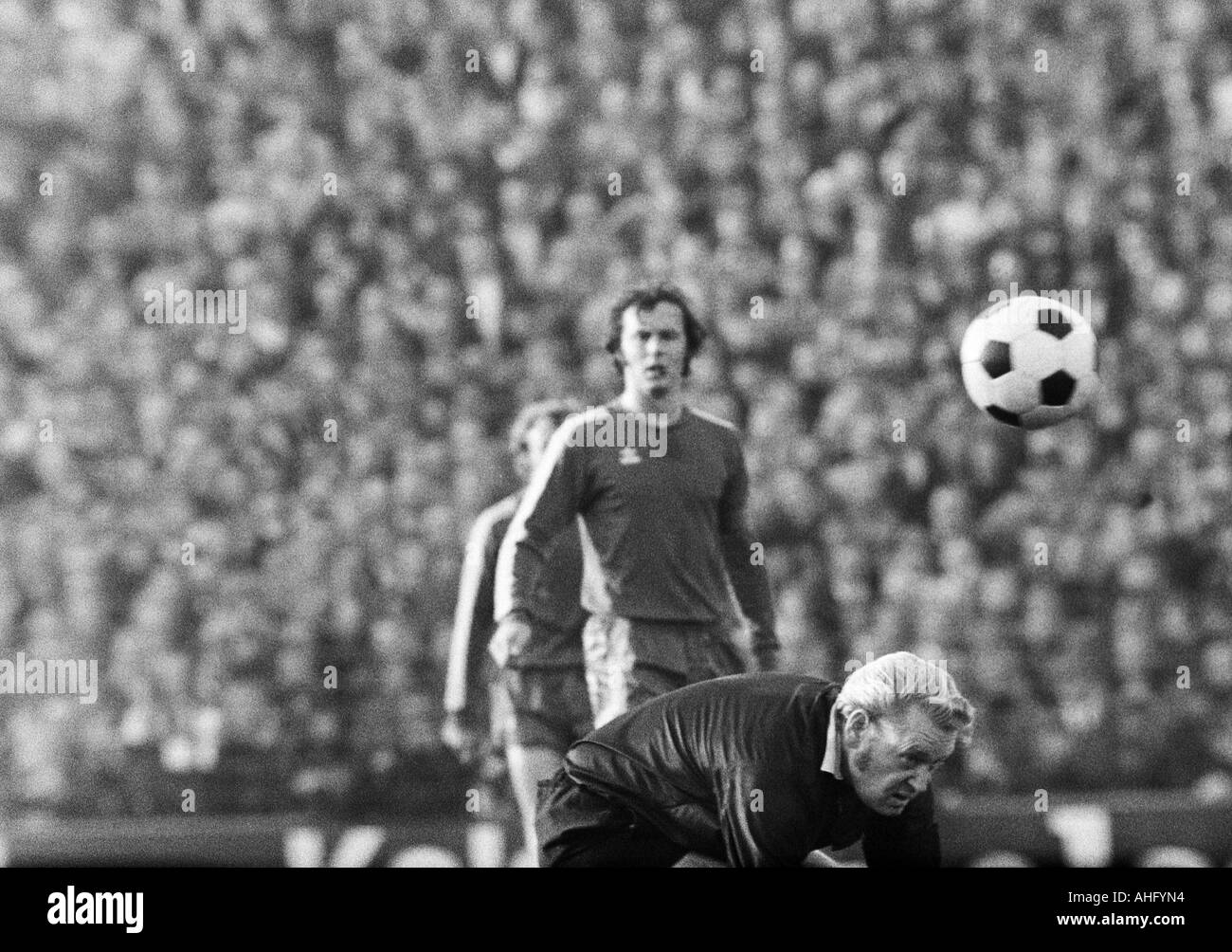 Fußball, Bundesliga, 1973/1974, VfL Bochum gegen FC Bayern München 0:1, Stadion an der Castroper Straße in Bochum, Szene des Spiels, Schiedsrichter Jan Redelfs aus Hannover hocken auf den Ball hinter Franz Beckenbauer (FCB) Stockfoto