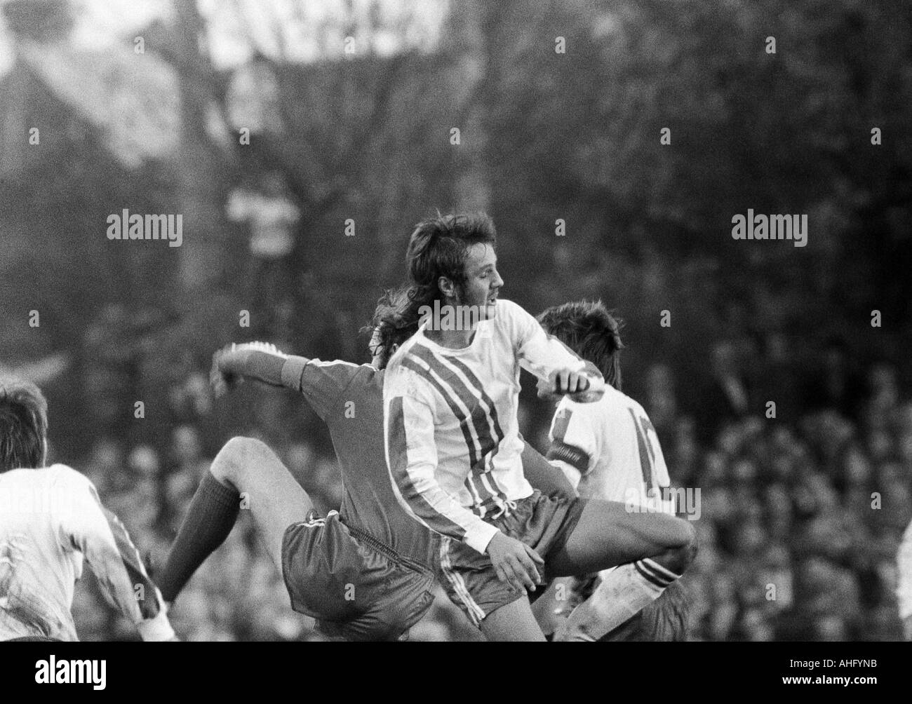 Fußball, Bundesliga, 1973/1974, VfL Bochum gegen FC Bayern München 0:1, Stadion an der Castroper Straße in Bochum, Szene des Spiels, Heinz-Werner Eggeling (Bochum) kämpfen um den Ball Stockfoto