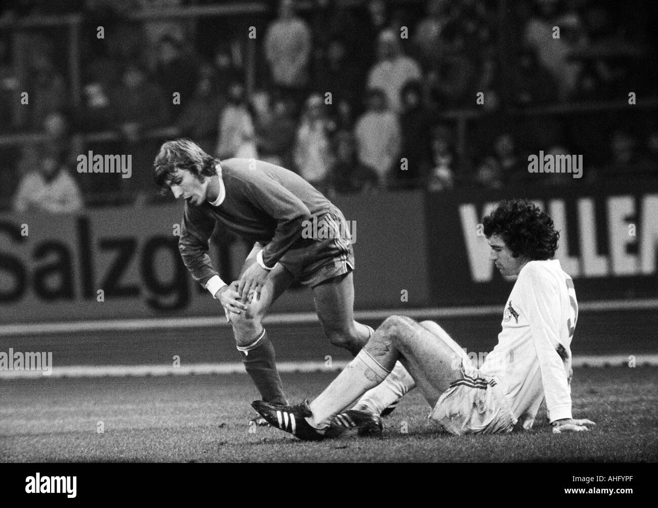 Fußball, Bundesliga, 1973/1974, FC Schalke 04 vs. 1. FC Köln 2:2, Park-Stadion in Gelsenkirchen, Szene des Spiels, Klaus Fischer (S04) links und Bernhard Cullmann (Köln) Stockfoto