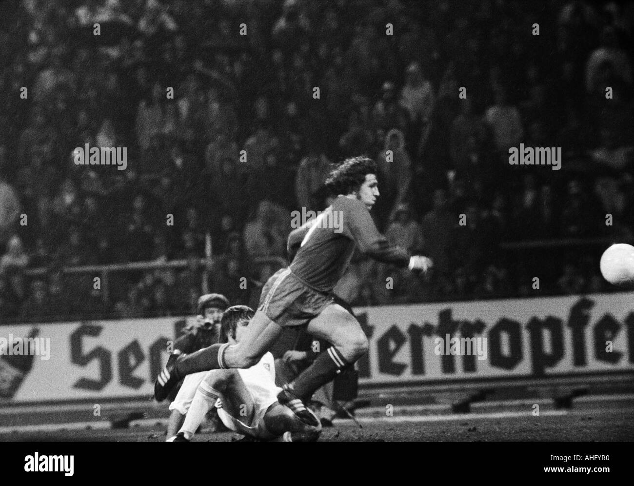 Fußball, Bundesliga, 1973/1974, FC Schalke 04 vs. 1. FC Köln 2:2, Park-Stadion in Gelsenkirchen, Szene des Spiels, Duell zwischen Klaus Fischer (S04) Recht und Wolfgang Weber (Köln) Stockfoto