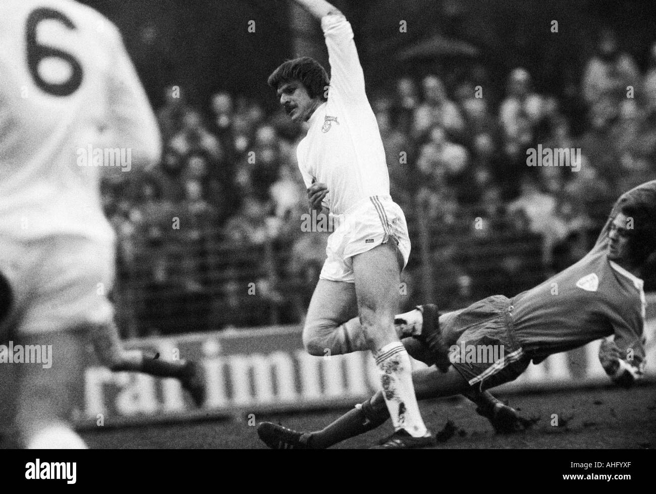 Fußball, Bundesliga, 1973/1974, VfL Bochum gegen 1. FC Köln 0:2, Stadion an der Castroper Straße in Bochum, Szene des Spiels, Wolfgang Weber (Köln), Harry Fechner (Bochum) rechts Stockfoto